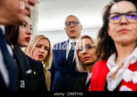 Varsovie, Pologne, 25 janvier 2024. Le député Roman Giertych assiste à la 4e session du Parlement polonais qui se déroule dans un chaos créé par un désaccord juridique avec le gouvernement précédent. Le gouvernement actuel a pris le pouvoir en Pologne en décembre 13 2023, succédant au parti politique droit et Justice, qui a gouverné pendant 8 ans. Les deux parties s'accusent mutuellement d'actes anticonstitutionnels, et de facto deux systèmes juridiques sont présents dans le pays. Crédit : Dominika Zarzycka/ Alamy Live News Banque D'Images