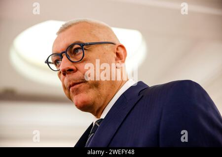 Varsovie, Pologne, 25 janvier 2024. Le député Roman Giertych assiste à la 4e session du Parlement polonais qui se déroule dans un chaos créé par un désaccord juridique avec le gouvernement précédent. Le gouvernement actuel a pris le pouvoir en Pologne en décembre 13 2023, succédant au parti politique droit et Justice, qui a gouverné pendant 8 ans. Les deux parties s'accusent mutuellement d'actes anticonstitutionnels, et de facto deux systèmes juridiques sont présents dans le pays. Crédit : Dominika Zarzycka/ Alamy Live News Banque D'Images