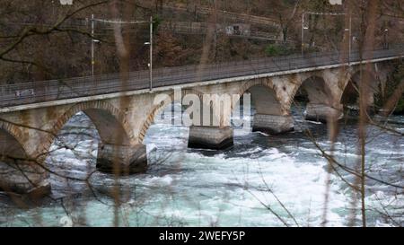 Eisenbahn und Fussgaengerbruecke ueber den Rhein, Am Rheinfall unterhalb des Schloss Laufen. Rheinfall, Neuhausen Schweiz, 24.01.2024, Foto : HMB Media/Uwe Koch *** chemin de fer et passerelle sur le Rhin, aux chutes du Rhin en dessous du Schloss Laufen chutes du Rhin, Neuhausen Suisse, 24 01 2024, photo HMB Media Uwe Koch Copyright : HMBxMedia/UwexKoch Banque D'Images