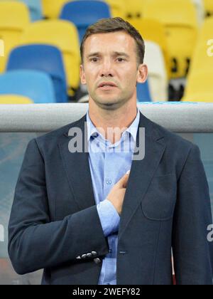 Kiev, Ukraine. 05 septembre 2016. L'entraîneur-chef de l'équipe nationale de football d'Ukraine Andriy Shevchenko, regarde pendant le match de qualification de la coupe du monde de la FIFA 2018 contre l'Islande. Le joueur de football légendaire et ancien entraîneur-chef de l'équipe nationale ukrainienne Andriy Shevchenko a été officiellement élu président de l'Association ukrainienne de football (UAF). (Photo Aleksandr Gusev/SOPA Images/Sipa USA) crédit : SIPA USA/Alamy Live News Banque D'Images