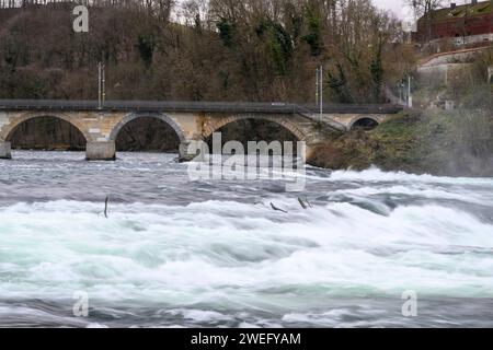 Eisenbahn und Fussgaengerbruecke ueber den Rhein, Rheinfall unterhalb des Schloss Laufen. 1880 im Rhein. Langzeitbelichtung, Rheinfall, Neuhausen Schweiz, 24.01.2024, Foto : HMB Media/Uwe Koch *** chemin de fer et passerelle au-dessus du Rhin, chutes du Rhin sous le Schloss Laufen 1880 dans le Rhin exposition longue, chutes du Rhin, Neuhausen Suisse, 24 01 2024, photo HMB Media Uwe Koch Copyright : HMBxMedia/UwexKoch Banque D'Images