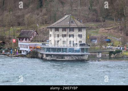 Blick auf des Schloessli Woerth am Rheinfall, Gastronomie, Lokal, Ausflugslokal, Gaststaette, restaurant, Rheinfall, Neuhausen Schweiz, 24.01.2024, Foto : HMB Media/Uwe Koch *** vue du Schloessli Woerth aux chutes du Rhin, gastronomie, restaurant, restaurant, chutes du Rhin, Neuhausen Suisse, 24 01 2024, photo HMB Media Uwe Koch Copyright : HMBxMedia/UwexKoch Banque D'Images