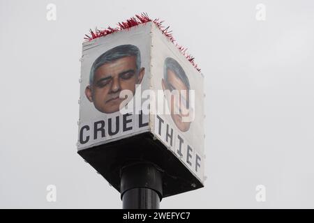 Harefield, Royaume-Uni. 25 janvier 2024. Les 'Blade Runners' anti-zone d'émission ultra-faible (ULEZ) ont été occupés à Harefield dans le quartier londonien de Hillingdon. Ils ont recouvert un appareil photo ULEZ d'une boîte et des photos de Sadiq Khan avec les mots "voleur, menteur, fraude et cruel" sous ses photos. Crédit : Maureen McLean/Alamy Live News Banque D'Images