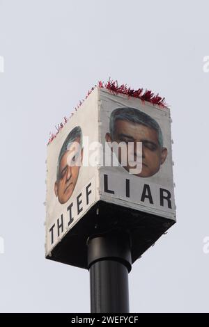 Harefield, Royaume-Uni. 25 janvier 2024. Les 'Blade Runners' anti-zone d'émission ultra-faible (ULEZ) ont été occupés à Harefield dans le quartier londonien de Hillingdon. Ils ont recouvert un appareil photo ULEZ d'une boîte et des photos de Sadiq Khan avec les mots "voleur, menteur, fraude et cruel" sous ses photos. Crédit : Maureen McLean/Alamy Live News Banque D'Images