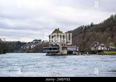 Blick auf des Schloessli Woerth am Rheinfall, Gastronomie, Lokal, Ausflugslokal, Gaststaette, restaurant, Rheinfall, Neuhausen Schweiz, 24.01.2024, Foto : HMB Media/Uwe Koch *** vue du Schloessli Woerth aux chutes du Rhin, gastronomie, restaurant, restaurant, chutes du Rhin, Neuhausen Suisse, 24 01 2024, photo HMB Media Uwe Koch Copyright : HMBxMedia/UwexKoch Banque D'Images