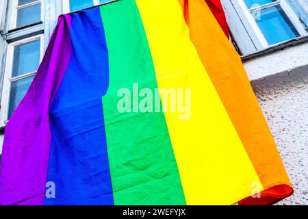 Regenbogenflagge an einer Hausfassade, München, Januar 2024 Deutschland, München, Januar 2024, Regenbogenfahne hängt an einer Fassade in Schwabing, Symbolfoto, Vielfalt, Toleranz, Respekt, anti-Diskriminierung, Diversity, Inklusion, Regenbogenfarben, Solidarität mit der LGBTQIA Community, internationales schwul-lesbisches Symbol, queer, Trans, Pride-Flagge, LGBT, LGBTQ, *** drapeau arc-en-ciel sur une façade de maison, Munich, janvier 2024 Allemagne, Munich, janvier 2024, drapeau arc-en-ciel accroché sur une façade à Schwabing, photo symbolique, diversité, tolérance, respect, anti-discrimination, diversité, inclusion, ra Banque D'Images