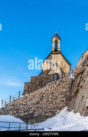 Vue de l'église sur la montagne Wendelstein par une journée ensoleillée d'hiver. C'est la plus haute église d'Allemagne. Vertical avec espace de copie Banque D'Images