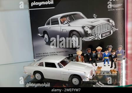 Playmobile James Bond Aston Martin DB5 et figurines d'action, exposées au Toy Fair 2024 à Olympia, Londres Banque D'Images