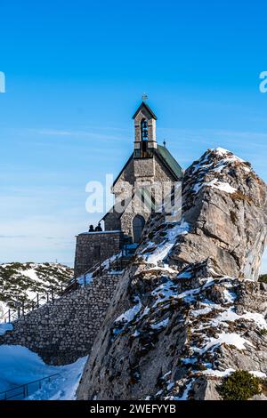 Vue de l'église sur la montagne Wendelstein par une journée ensoleillée d'hiver. C'est la plus haute église d'Allemagne. Vertical avec espace de copie Banque D'Images