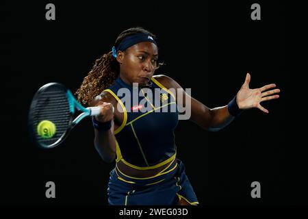 Melbourne, Australie. 25 janvier 2024. 4e SEED COCO GAUFF des États-Unis en action contre la 2e SEED A. Sabalenka de Biélorussie à Rod laver Arena dans un match de demi-finale en simple féminin le jour 12 de l'Open d'Australie 2024 à Melbourne, Australie. Sabalenka a gagné 7:6 6:4 et a avancé en finale. (Image de crédit : © Ciro de Luca/ZUMA Press Wire) USAGE ÉDITORIAL SEULEMENT! Non destiné à UN USAGE commercial ! Banque D'Images