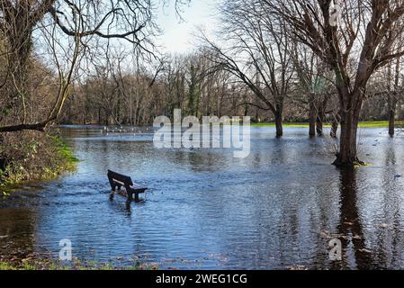 Un Manor Park inondé causé par des tempêtes hivernales à Shepperton un jour ensoleillé d'hivers Surrey Angleterre Royaume-Uni Banque D'Images