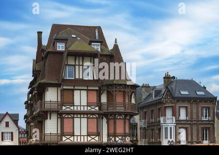 Un beau cliché de bâtiments historiques vintage à Etretat en France sous un ciel bleu vif Banque D'Images