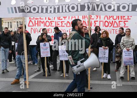 Les étudiants grecs protestent contre les projets du gouvernement pour des universités privées les étudiants grecs défilent dans le centre d'Athènes contre les projets du gouvernement visant à autoriser les universités privées dans le pays. Athènes Grèce Copyright : xNicolasxKoutsokostasxNicolasxKoutsokostasx DSC 202401250096 Banque D'Images