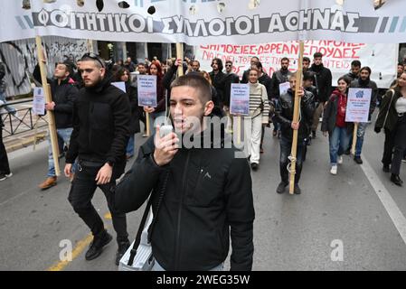 Les étudiants grecs protestent contre les projets du gouvernement pour des universités privées les étudiants grecs défilent dans le centre d'Athènes contre les projets du gouvernement visant à autoriser les universités privées dans le pays. Athènes Grèce Copyright : xNicolasxKoutsokostasxNicolasxKoutsokostasx DSC 202401250196 Banque D'Images