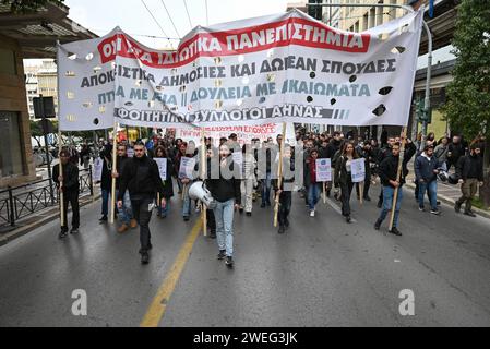 Les étudiants grecs protestent contre les projets du gouvernement pour des universités privées les étudiants grecs défilent dans le centre d'Athènes contre les projets du gouvernement visant à autoriser les universités privées dans le pays. Athènes Grèce Copyright : xNicolasxKoutsokostasxNicolasxKoutsokostasx DSC 202401250210 Banque D'Images