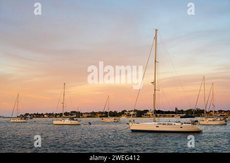 Voiliers hébergeant dans la baie de Matanzas le long de la St. Augustine, Floride, front de mer sous un ciel coloré de coucher de soleil. (ÉTATS-UNIS) Banque D'Images