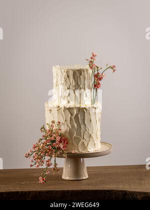 Gâteau de mariage luxueux avec des fleurs de couleur pêche Banque D'Images