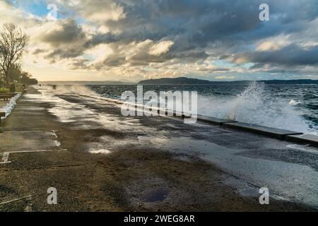 Les vagues s'écrasent sur la digue de la mer à Alki Beach à West Seattle, Washington. Banque D'Images