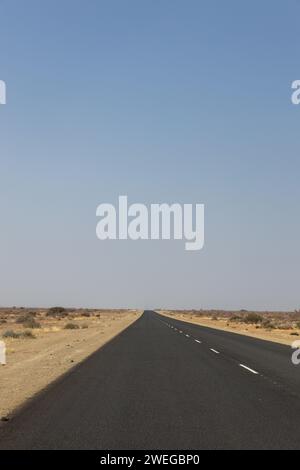 Une autoroute traversant la vaste étendue du désert du Sahara en Egypte Banque D'Images