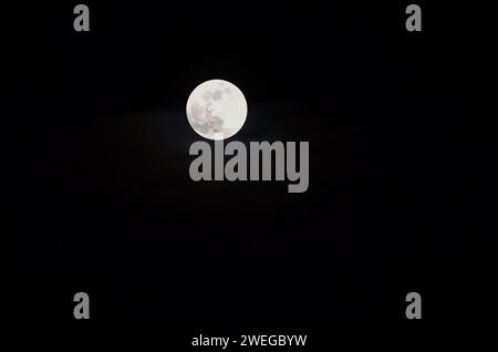 Zagreb, Croatie. 25 janvier 2024. Photo prise le 25 janvier 2024. Montre la pleine lune au-dessus de Zagreb, Croatie. Photo : Josip Regovic/PIXSELL crédit : Pixsell/Alamy Live News Banque D'Images