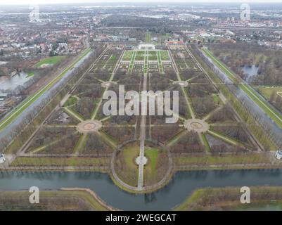 Vue aérienne du drone sur les jardins Herrenhauser à Hanovre, Allemagne. Vue aérienne du drone. Banque D'Images