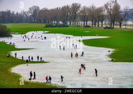 Les prairies du Rhin près de Düsseldorf-Niederkassel, patinoire après les inondations, en raison de la montée des eaux souterraines derrière la digue du Rhin, amusement hivernal, patinage sur glace, NR Banque D'Images