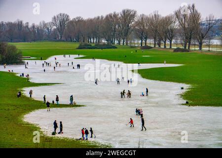 Les prairies du Rhin près de Düsseldorf-Niederkassel, patinoire après les inondations, en raison de la montée des eaux souterraines derrière la digue du Rhin, amusement hivernal, patinage sur glace, NR Banque D'Images