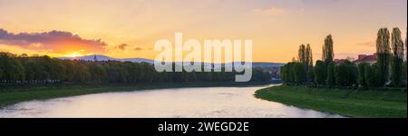 magnifique lever de soleil sur la rivière uzh de l'ukraine. beau paysage urbain du centre-ville d'uzhgorod au printemps. paysage urbain avec des remblais herbeux du plus long Banque D'Images