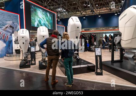 Petits bateaux à moteur, bateaux gonflables, entraînements de bateau, moteurs hors-bord, au COFFRE 2024, la plus grande foire commerciale de yachts et de sports nautiques au monde à Düsseldorf, N. Banque D'Images