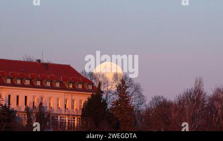 Zagreb, Croatie. 25 janvier 2024. Photo prise le 25 janvier 2024. Montre la pleine lune au-dessus de Zagreb, Croatie. Photo : Emica Elvedji/PIXSELL crédit : Pixsell/Alamy Live News Banque D'Images