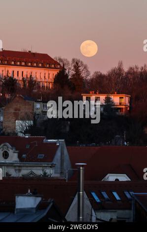 Zagreb, Croatie. 25 janvier 2024. Photo prise le 25 janvier 2024. Montre la pleine lune au-dessus de Zagreb, Croatie. Photo : Emica Elvedji/PIXSELL crédit : Pixsell/Alamy Live News Banque D'Images