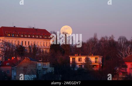 Zagreb, Croatie. 25 janvier 2024. Photo prise le 25 janvier 2024. Montre la pleine lune au-dessus de Zagreb, Croatie. Photo : Emica Elvedji/PIXSELL crédit : Pixsell/Alamy Live News Banque D'Images