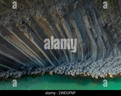 Canyon de magnifiques colonnes de basalte, haute falaise avec rivière turquoise brillante, dans le nord-est de l'Islande, prise de vue aérienne. Studlagil, concept de beauté de la nature. Banque D'Images