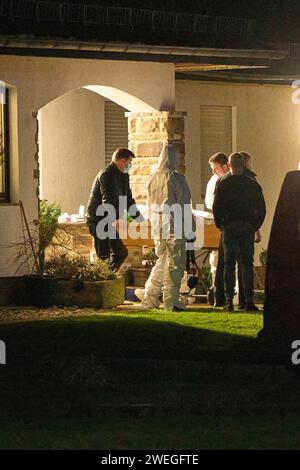 Montabaur, Allemagne. 25 janvier 2024. Les enquêteurs du département des enquêtes criminelles et de la criminalistique sont sur les lieux du crime et retirent un cercueil. Les enquêtes de police se poursuivent suite à la violente attaque de Montabaur, en Rhénanie-Palatinat, au cours de laquelle plusieurs membres de la famille ont été tués. Selon les rapports, un homme de 37 ans a tué son père, sa femme et leur fils tôt jeudi matin. Crédit : Thomas Frey/dpa - ATTENTION : le numéro de maison a été pixélisé pour des raisons juridiques/dpa/Alamy Live News Banque D'Images