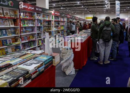 Le Caire, Égypte. 25 janvier 2024. La 55e session de la Foire internationale du livre du Caire ouvre ses portes au Centre d'exposition international d'Egypte au Caire, Egypte, le 25 janvier 2024, au public, sous le slogan ''nous créons la connaissance. nous préservons le mot.» Ses activités culturelles se déroulent de janvier 25 à février 6. (Photo de Doaa Adel/NurPhoto) crédit : NurPhoto SRL/Alamy Live News Banque D'Images