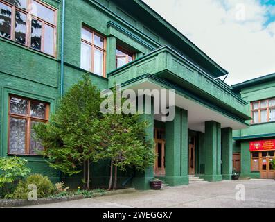 Sotchi, Russie - 12 février 2023 : Porche de l'exposition principale, la datcha de I.V. Staline, Sotchi Banque D'Images