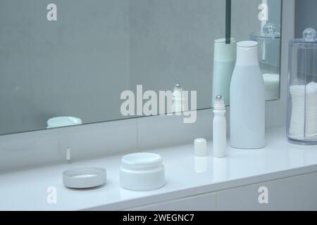 Produits cosmétiques blancs minimalistes dans une salle de bains à la maison Banque D'Images