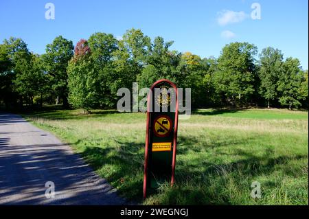 Inscrivez-vous sur un sentier dans le parc Djurgården, une île verte et un parc royal, à Stockholm Banque D'Images