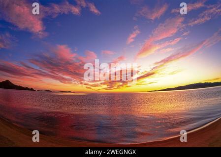 Lever de soleil d'hiver sur Bahia San Luis Gonzaga, Baja California Norte, Mexique Banque D'Images