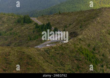 Vue aérienne de la route et parking sur le point de vue de Lagoa do Fogo 'Lac feu' Sao Miguel île aux Açores, Portugal Banque D'Images