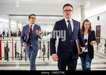 Varsovie, Pologne. 25 janvier 2024. Szymon Holownia, le président du Parlement polonais, assiste à la 4e session du Parlement polonais qui se déroule dans un chaos créé par un désaccord juridique avec le gouvernement précédent. Le gouvernement actuel a pris le pouvoir en Pologne en décembre 13 2023, succédant au parti politique droit et Justice, qui était au pouvoir depuis 8 ans. Les deux parties s'accusent mutuellement d'actes anticonstitutionnels, et de facto deux systèmes juridiques sont présents dans le pays. Crédit : SOPA Images Limited/Alamy Live News Banque D'Images