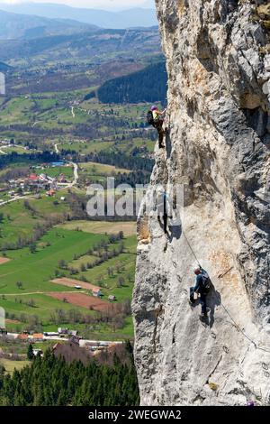 Personnes grimpant via ferrata sur une paroi rocheuse verticale. La vie sportive en montagne. Grimpeur utilisant l'équipement approprié pour la sécurité. Banque D'Images