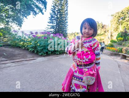 Février 20-2023-Chiang Rai-Thaïlande- enfant habillé en costume traditionnel qui est très rose Banque D'Images