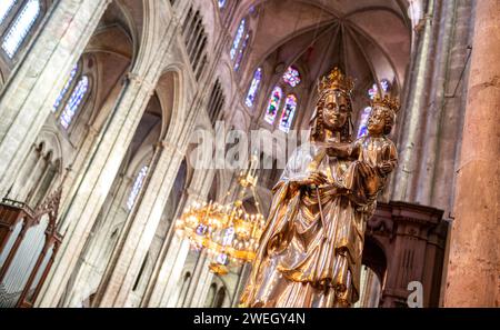 Bourges, France - 21 octobre 2017 : sculpture Vierge et enfant dans la cathédrale Saint-Etienne de Bourges, œuvre de l'orfèvre Artstide Poussielgue-Rusan Banque D'Images