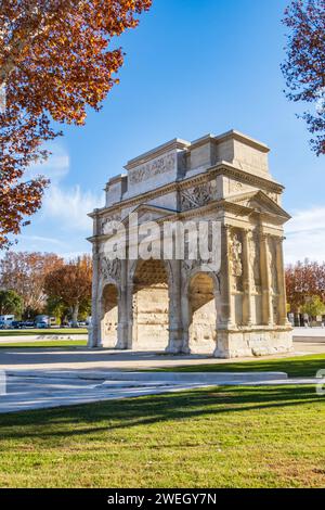 Orange, France - novembre 29 2023 : Arc de triomphe romain, monument historique dans la ville d'Orange, en Provence-Alpes-Côte d'Azur. VERTIC Banque D'Images