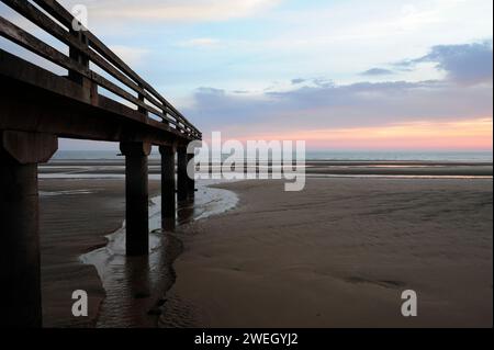 Une porte sur la plage d'Omaha en Normandie avec le lever du soleil Banque D'Images