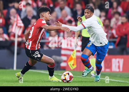 Alejandro Balde du FC Barcelone duel pour le ballon avec Adu Ares de l'Athletic Club lors du Copa El Rey Round de 8 match entre l'Athletic Club et le FC Banque D'Images