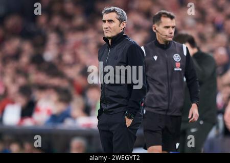 Ernesto Valverde, entraîneur-chef de l'Athletic Club, regarde le match de Copa El Rey Round of 8 entre l'Athletic Club et le FC Barcelone au stade San Mames Banque D'Images