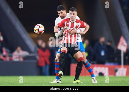 Gorka Guruzeta de l'Athletic Club duel pour le ballon avec Ronald Araujo du FC Barcelone lors du Copa El Rey Round of 8 match entre l'Athletic Club an Banque D'Images