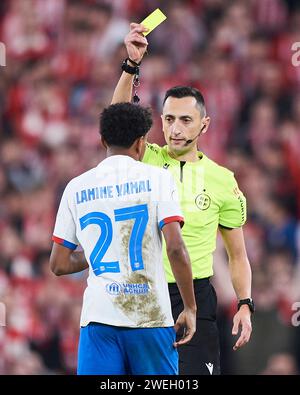 Yamine LAMal du FC Barcelone reçoit un carton jaune de l'arbitre Jose Sanchez lors du match de Copa del Rey Quarter final entre l'Athletic Club et le FC B. Banque D'Images